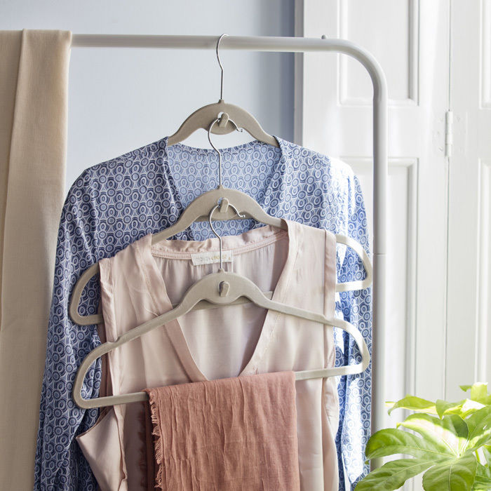 Set aus 4 rutschfesten "Velvet" Kleiderbügeln für Kinder mit Stangen 6 Compactor
