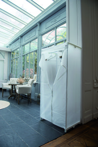 Milky Metallrahmen Kleiderschrank