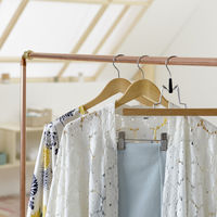 "Woody" gekerbte Kleiderbügel mit Clips