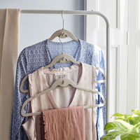 Set aus 4 rutschfesten "Velvet" Kleiderbügeln für Kinder mit Stangen