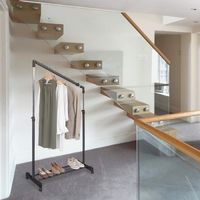 Garderobenstange mit Höhenverstellung in schwarz und silber